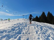 10 Seguiamo la pista pedonale battuta a lato della pista